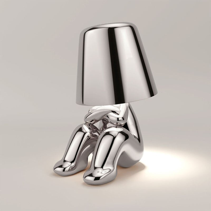 Modern design en artistieke flair komen samen in deze tafellamp.