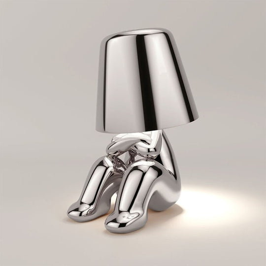 Modern design en artistieke flair komen samen in deze tafellamp.