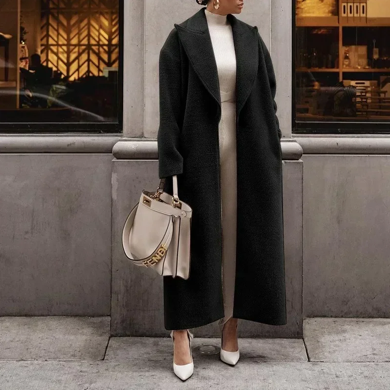 Trendy en casual winteroutfit met een lange jas.