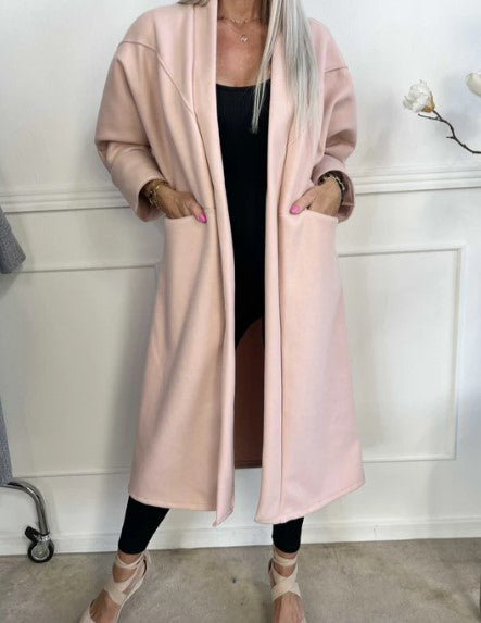 Damesjas met open voorkant voor een moeiteloze look.