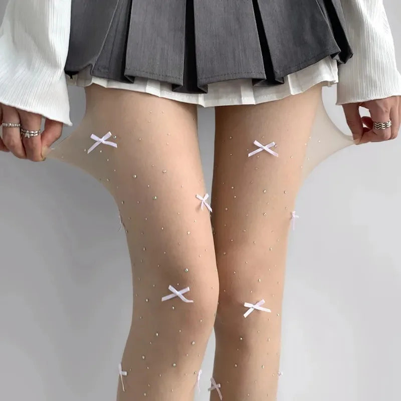 Simone | Speelse panty met strikpatroon