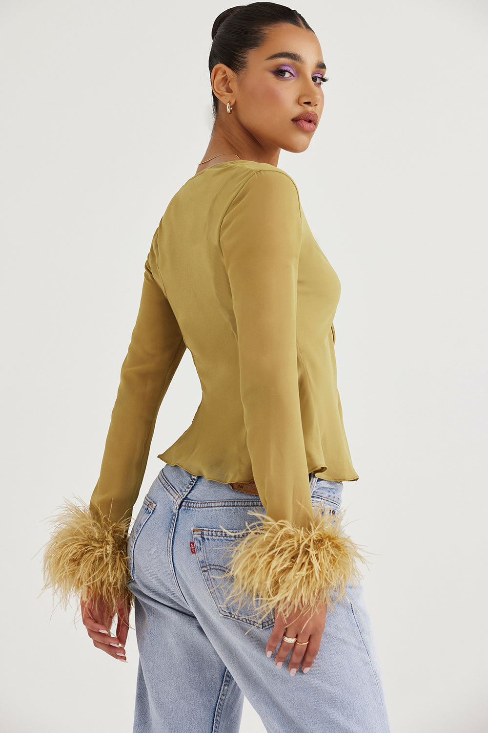 Yara | Design elegante con top in piume