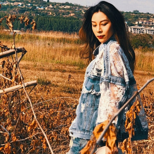 Jessica - Modische Jeansjacke mit Spitzenärmeln