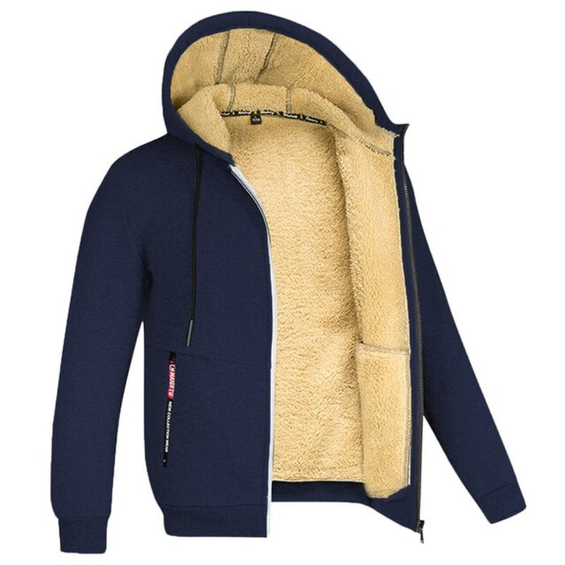 Heren fleece hoodie met zachte voering, perfect voor koudere dagen. Deze comfortabele jas biedt extra warmte en is voorzien van een ruime capuchon en ritszakken voor praktisch gebruik. Ideaal voor dagelijks gebruik en buitenactiviteiten, met een moderne en stoere uitstraling die gemakkelijk te combineren is met verschillende outfits.