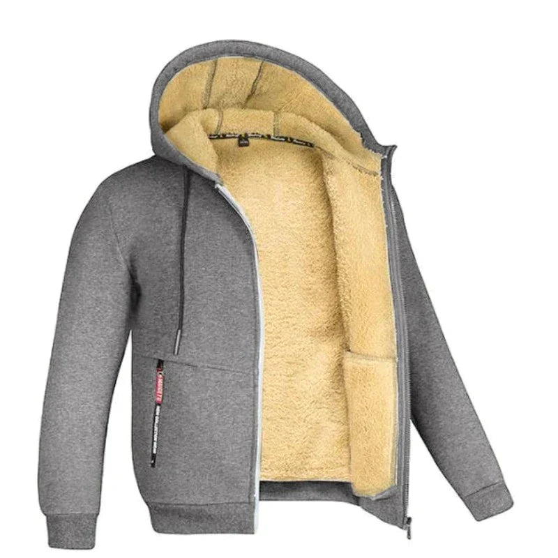 Heren fleece hoodie met zachte voering, perfect voor koudere dagen. Deze comfortabele jas biedt extra warmte en is voorzien van een ruime capuchon en ritszakken voor praktisch gebruik. Ideaal voor dagelijks gebruik en buitenactiviteiten, met een moderne en stoere uitstraling die gemakkelijk te combineren is met verschillende outfits.