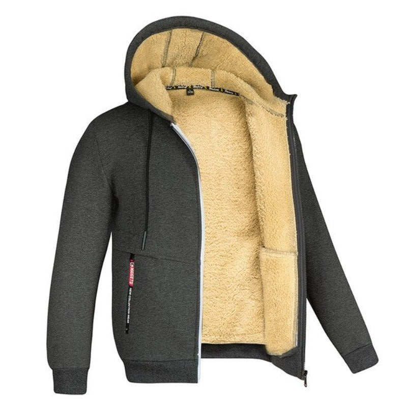 Heren fleece hoodie met zachte voering, perfect voor koudere dagen. Deze comfortabele jas biedt extra warmte en is voorzien van een ruime capuchon en ritszakken voor praktisch gebruik. Ideaal voor dagelijks gebruik en buitenactiviteiten, met een moderne en stoere uitstraling die gemakkelijk te combineren is met verschillende outfits.