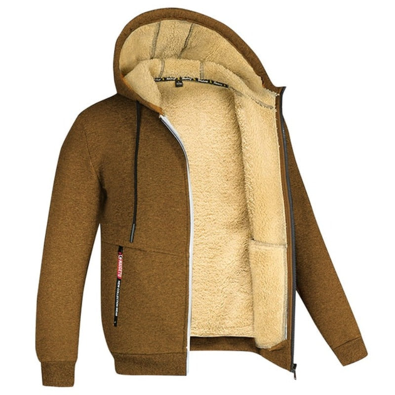 Heren fleece hoodie met zachte voering, perfect voor koudere dagen. Deze comfortabele jas biedt extra warmte en is voorzien van een ruime capuchon en ritszakken voor praktisch gebruik. Ideaal voor dagelijks gebruik en buitenactiviteiten, met een moderne en stoere uitstraling die gemakkelijk te combineren is met verschillende outfits.