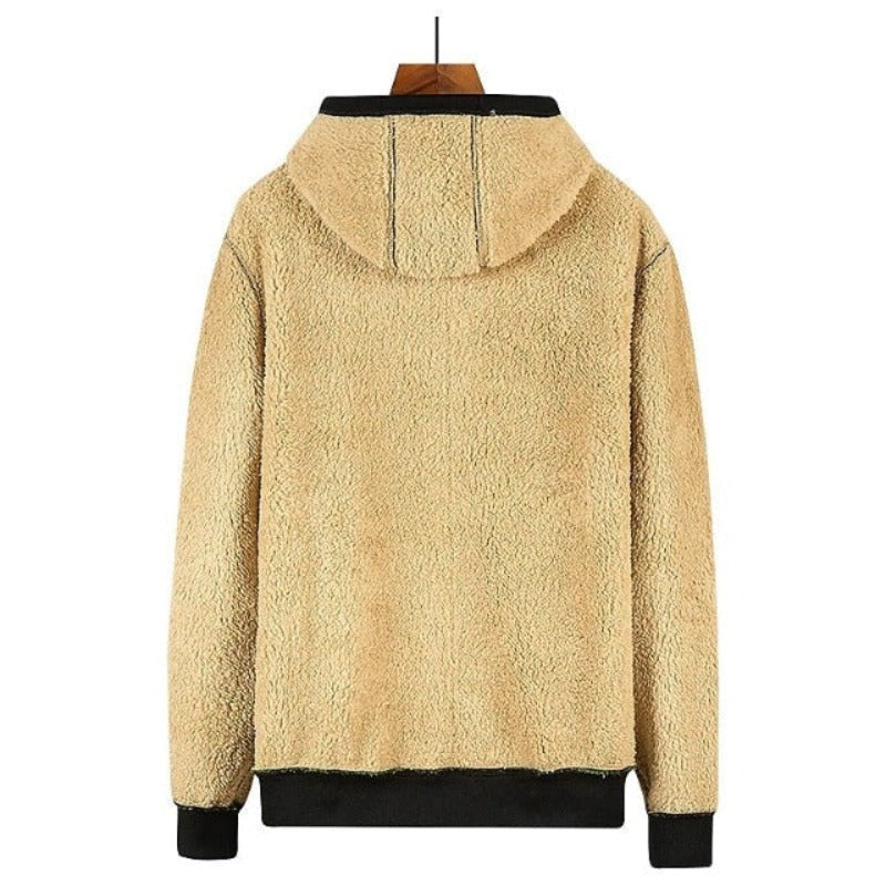 Heren fleece hoodie met zachte voering, perfect voor koudere dagen. Deze comfortabele jas biedt extra warmte en is voorzien van een ruime capuchon en ritszakken voor praktisch gebruik. Ideaal voor dagelijks gebruik en buitenactiviteiten, met een moderne en stoere uitstraling die gemakkelijk te combineren is met verschillende outfits.