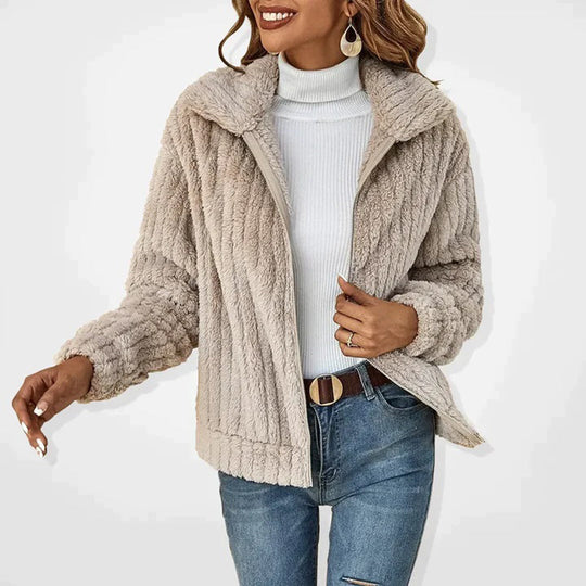 Warme, zachte damesjas van het merk Sanne, ontworpen voor ultiem comfort en stijl tijdens koude dagen. Deze jas combineert een knusse pasvorm met een elegant design, ideaal voor dagelijks gebruik in de winter. Gemaakt van hoogwaardig materiaal voor langdurige warmte en zachtheid, perfect voor een modieuze en comfortabele toevoeging aan elke wintergarderobe.