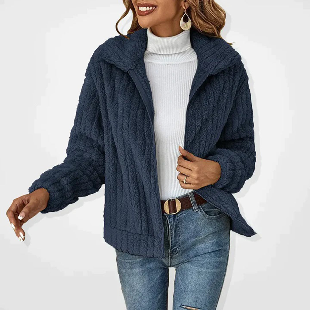 Sanne Dames Zachte Jas - Een elegante jas met een zachte afwerking, speciaal ontworpen om warmte en comfort te bieden tijdens de koudere maanden.