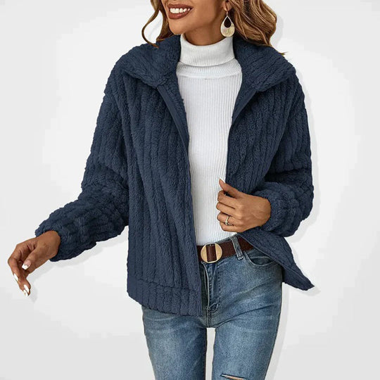 Sanne Dames Zachte Jas - Een elegante jas met een zachte afwerking, speciaal ontworpen om warmte en comfort te bieden tijdens de koudere maanden.