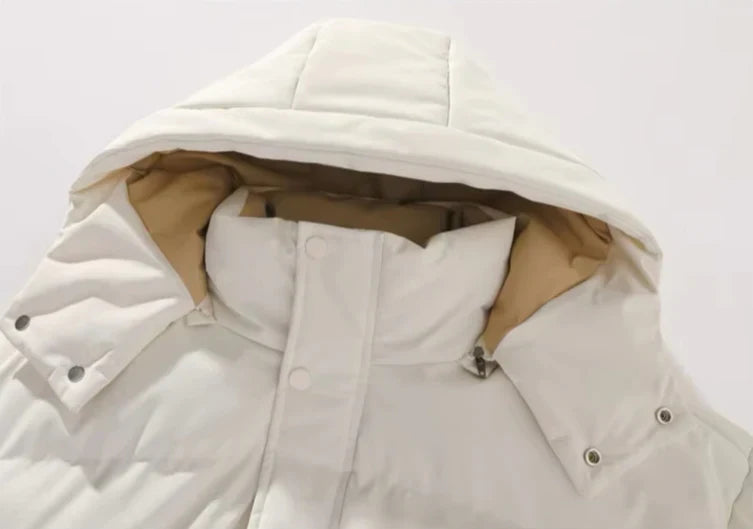 Winterparka voor heren, voorzien van duurzame ritsen en capuchon.