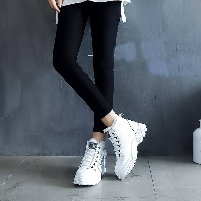 LuxeStride stijlvolle winter laarzen voor vrouwen, perfect voor het beschermen van je voeten tegen kou met flair.
