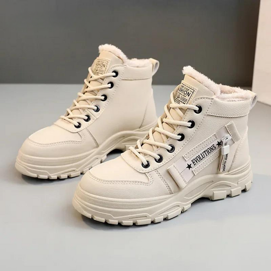 LuxeStride winter laarzen voor vrouwen, ontworpen om zowel warmte als elegantie te bieden in de wintermaanden.
