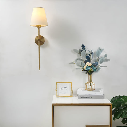 De lamp hangt naast kunstwerken voor een stijlvolle muurcompositie.
