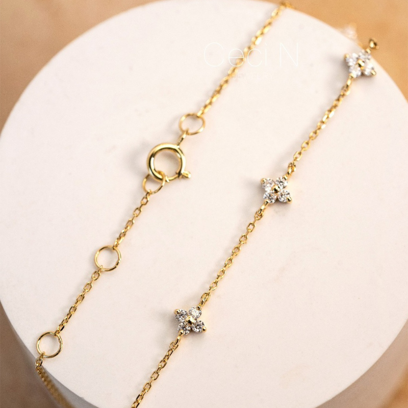 Elegant en delicaat armbandje met schitterende sterbloemdetails.
