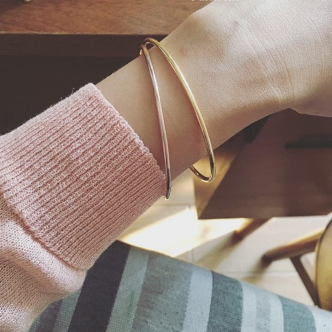 Isabelle stijlvolle minimalistische armband die moeiteloos een verfijnde look toevoegt aan elke outfit.