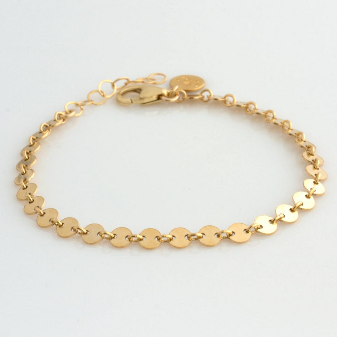 Mila introduceert een collectie van delicate kettingen, met de elegante satellietketting als een minimalistisch en modieus accessoire.