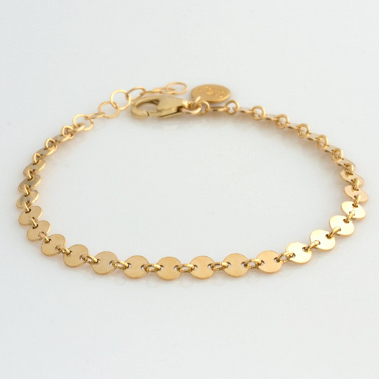 Mila introduceert een collectie van delicate kettingen, met de elegante satellietketting als een minimalistisch en modieus accessoire.