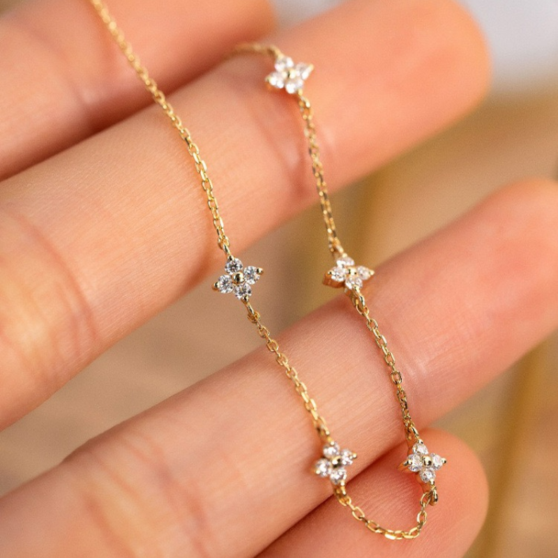 Fijn ontworpen armband met sterbloemmotief, perfect voor een subtiele look.
