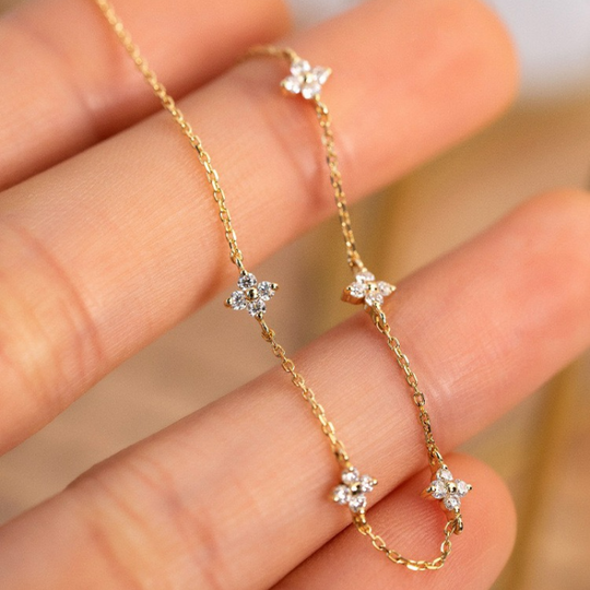 Fijn ontworpen armband met sterbloemmotief, perfect voor een subtiele look.
