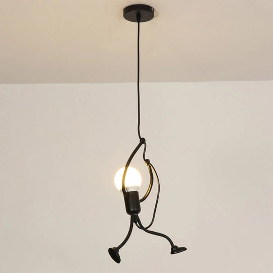 Artistieke hanglamp in de vorm van klimmende figuren, een moderne toevoeging aan plafondverlichting voor een speelse uitstraling.