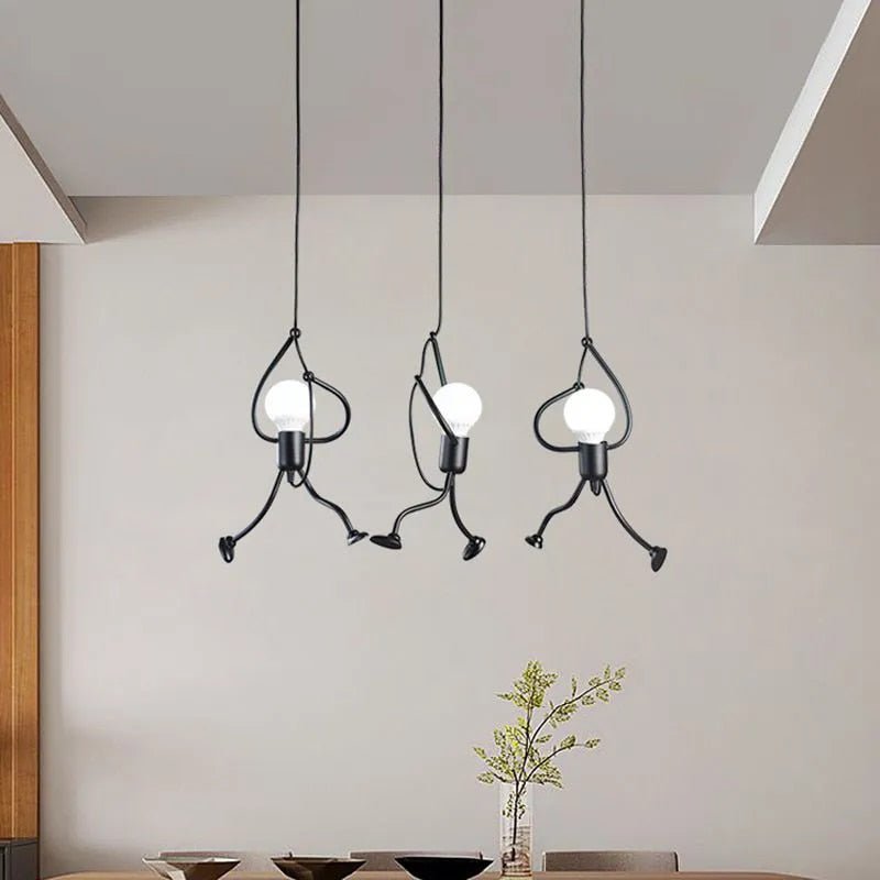 Klimlamp met creatieve ontwerpen van figuren die naar beneden hangen, perfect voor sfeervolle verlichting in huis.