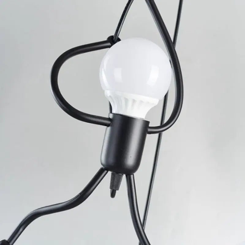 Unieke hanglamp met figuren die lijken te klimmen, ideaal voor een eigentijdse en artistieke sfeer in de ruimte.