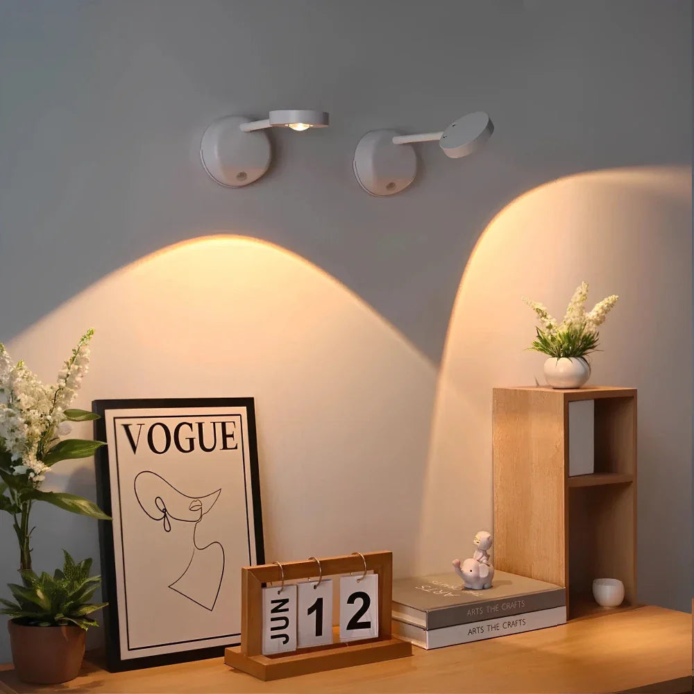 Minimalistisch ontwerp van de Noor Spotlight in een sfeervol interieur.
