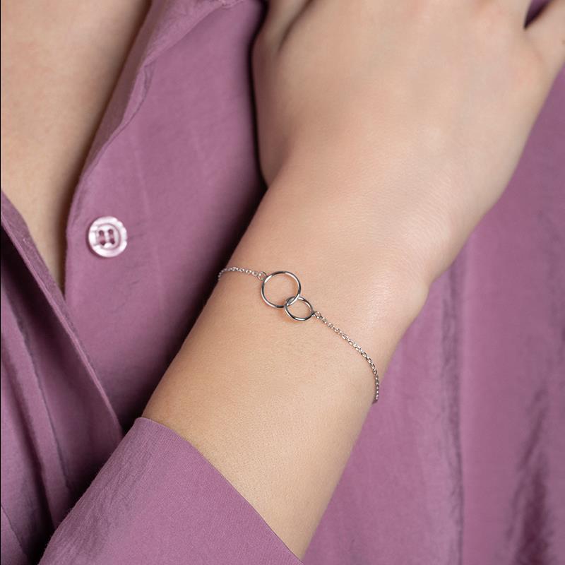Geconnecteerde cirkel armband met minimalistisch design, perfect voor tijdloze elegantie.
