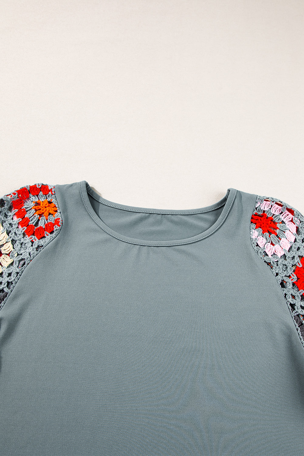 Roxie - Top mit kurzen Ärmeln und gehäkeltem Blumenmuster