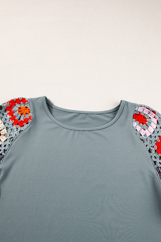 Roxie - Top mit kurzen Ärmeln und gehäkeltem Blumenmuster