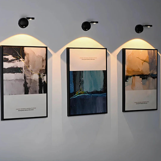 Compacte Noor Spotlight accentueert een stijlvol decorstuk.
