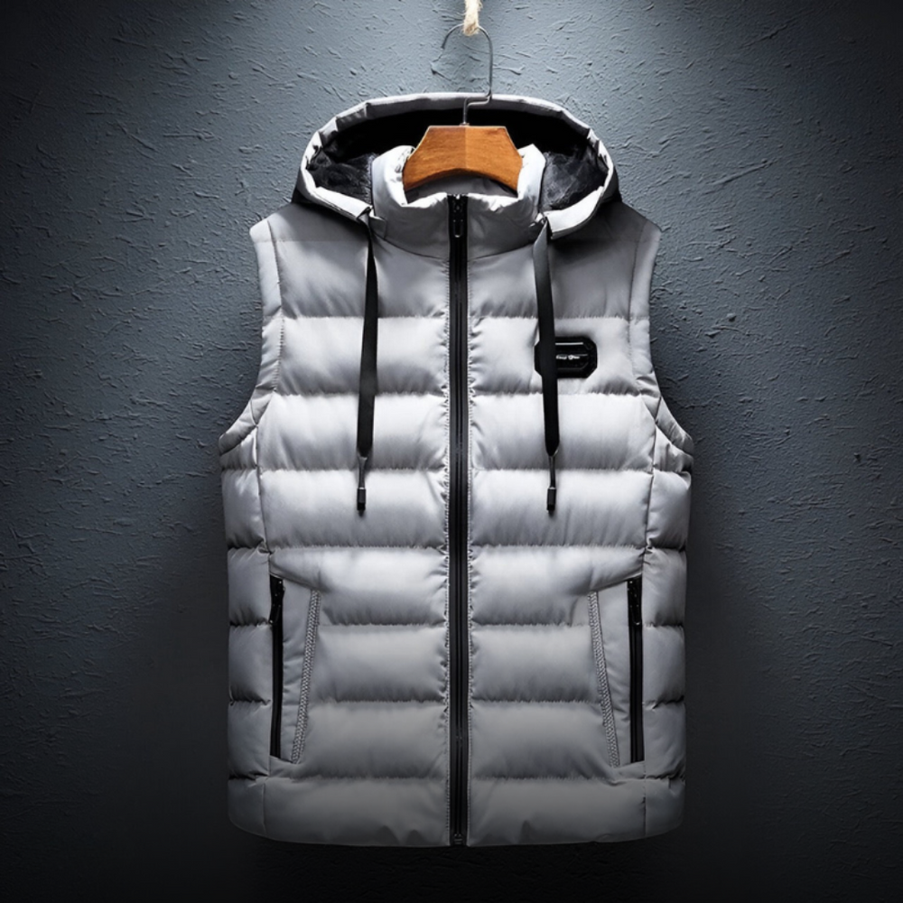 Rode bodywarmer in focus tegen een donkere achtergrond.