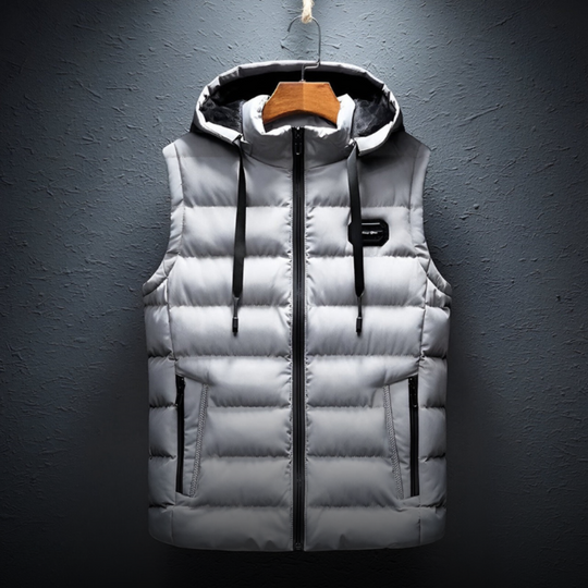 Rode bodywarmer in focus tegen een donkere achtergrond.