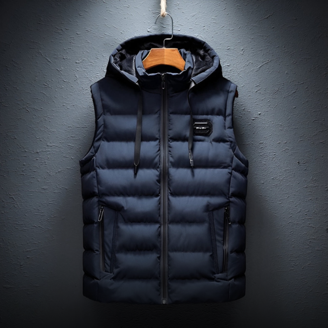 Zwarte bodywarmer met diepe ritszakken voor functionaliteit.
