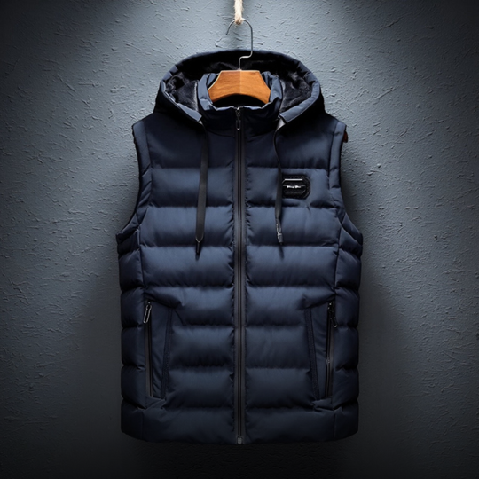 Zwarte bodywarmer met diepe ritszakken voor functionaliteit.
