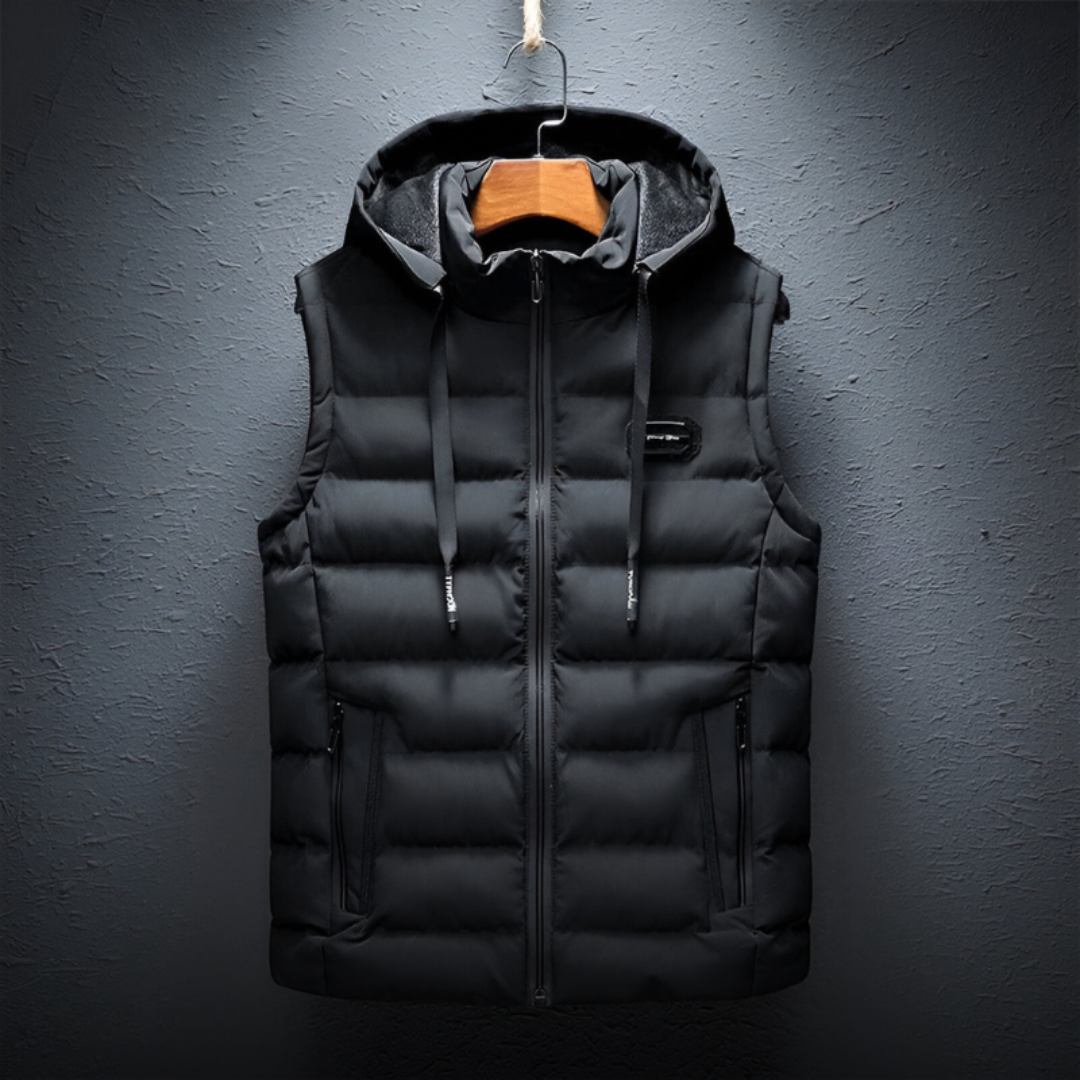 Gewatteerde bodywarmer met capuchon op een hanger.