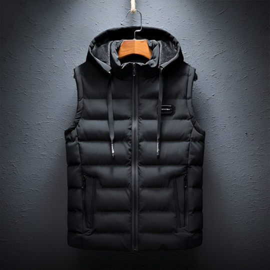 Gewatteerde bodywarmer met capuchon op een hanger.