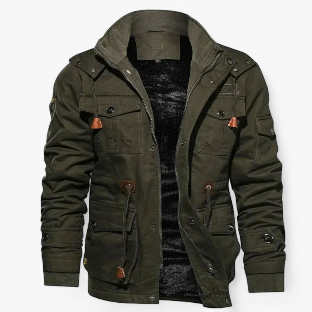 Olijfgroen jack met een robuust design en praktische details.
