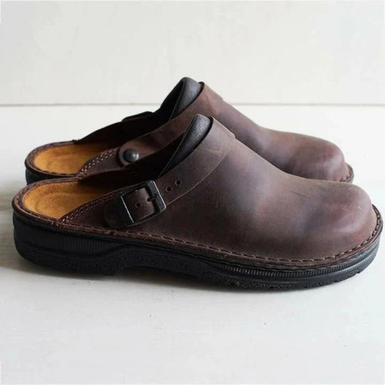 Tijdloos ontwerp van de Simon schoenen in een minimalistische setting.

