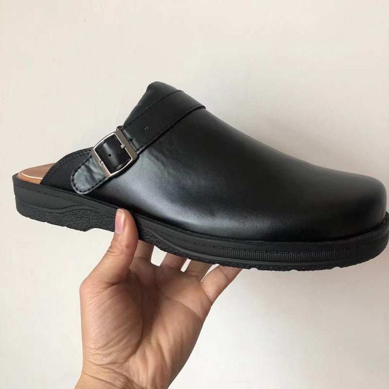 Bruine vintage clogs met ergonomisch voetbed en stijlvolle afwerking.
