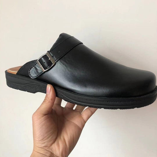 Bruine vintage clogs met ergonomisch voetbed en stijlvolle afwerking.
