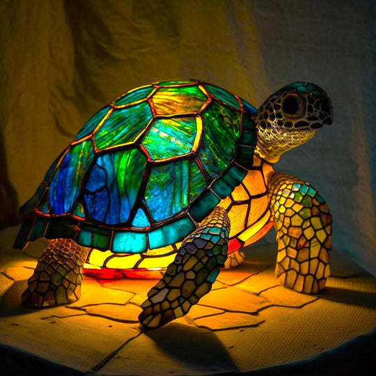Mystieke wolf lamp met kleurrijke glasdetails.