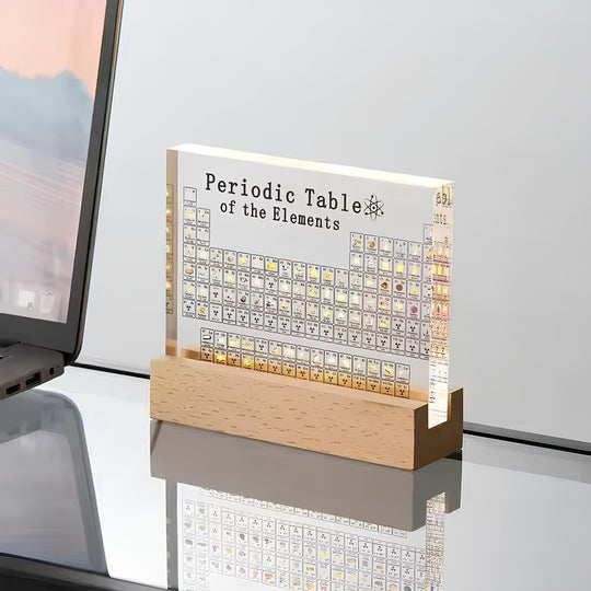 Een kristalheldere Elias Periodiek Systeem display met echte elementen.
