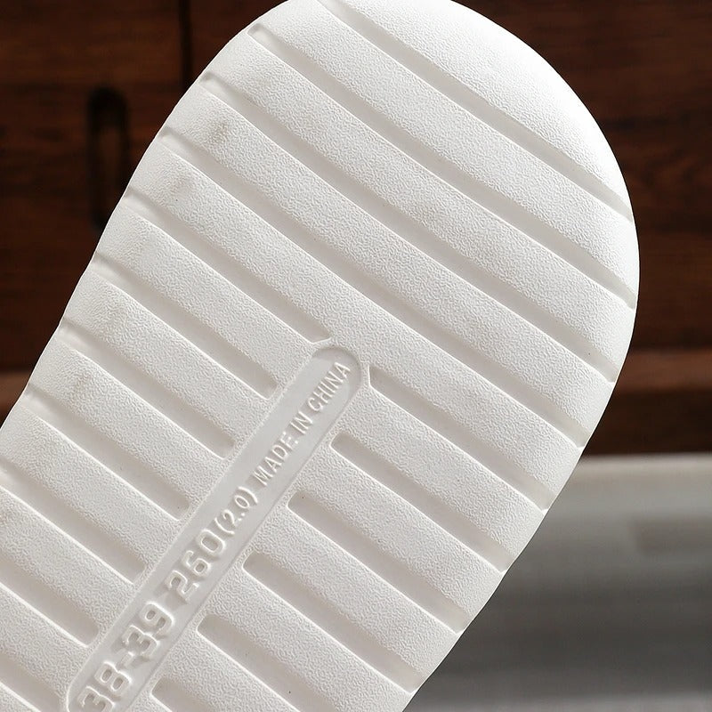 Het stijlvolle geribbelde ontwerp van de Lotte slippers van dichtbij.