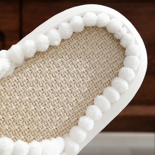 Damesbadslippers gepresenteerd op een houten vloer.
