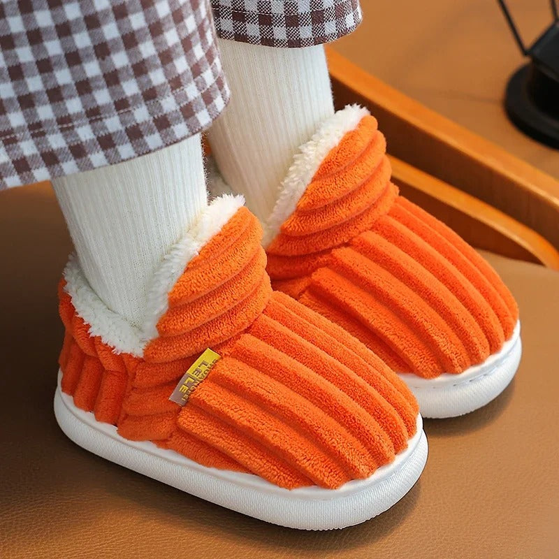Zachte pluche voering van sloffen benadrukt op een minimalistische achtergrond.