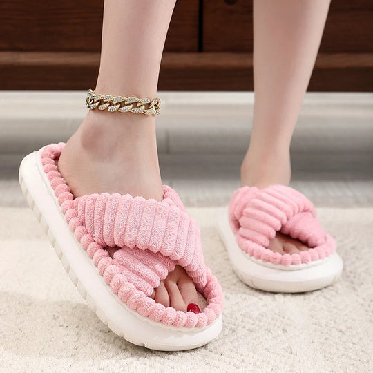 Lotte badslippers gefotografeerd op een minimalistische achtergrond.