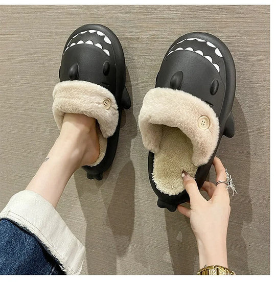 Warme, comfortabele pantoffels met pluche voering en een stevig profiel.